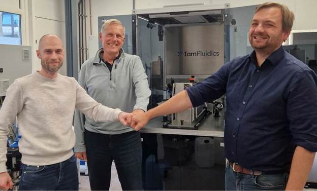 A group of men shaking hands

AI-generated content may be incorrect.